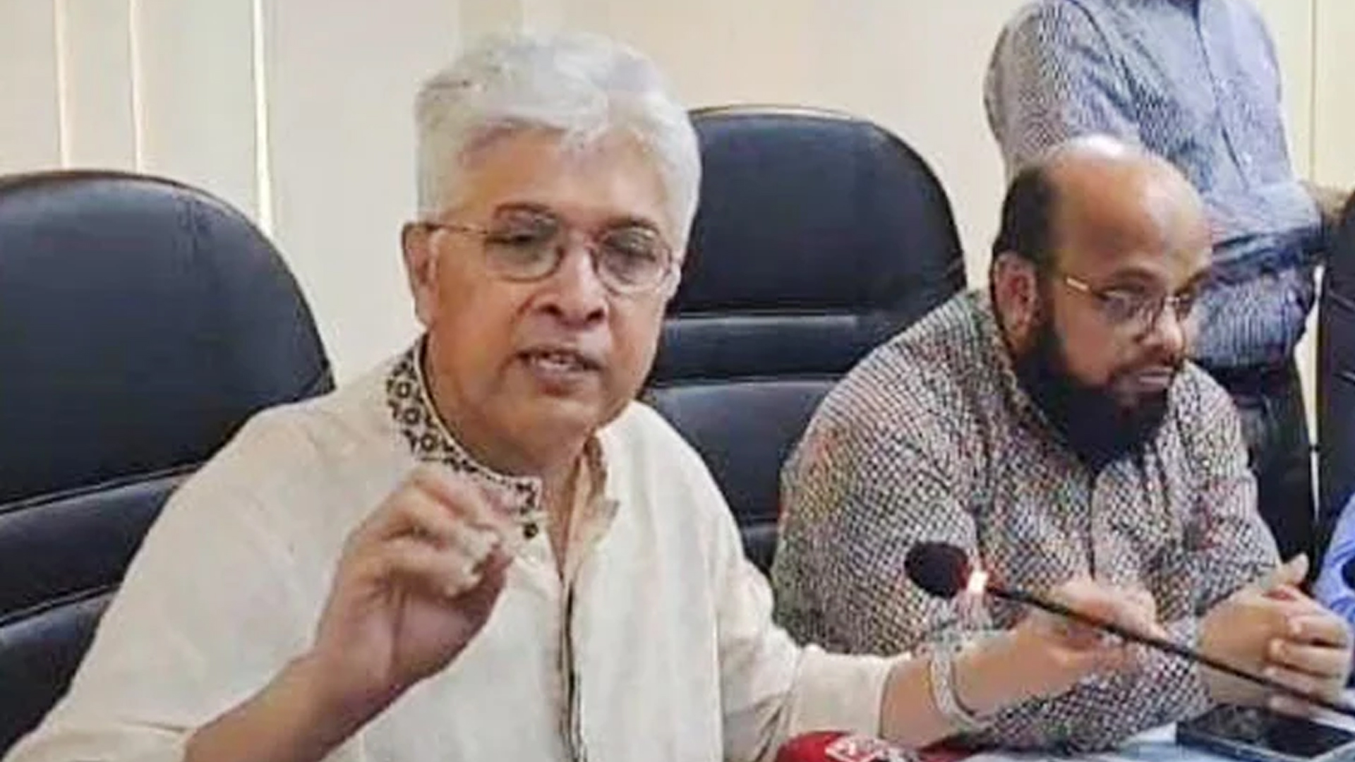কাঁচা চামড়া সংরক্ষণ ব্যবস্থা দেখতে সাভার ট্যানারি পরিদর্শন করেছেন শিল্প উপদেষ্টা আদিলুর