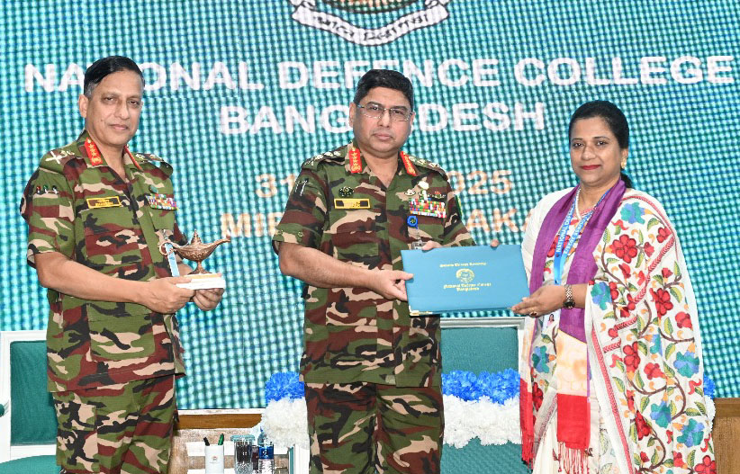 ক্যাপস্টোন কোর্স সম্পন্ন করে সেনাপ্রধানের কাছ থেকে সম্মাননা পেলেন বাকৃবি অধ্যাপক