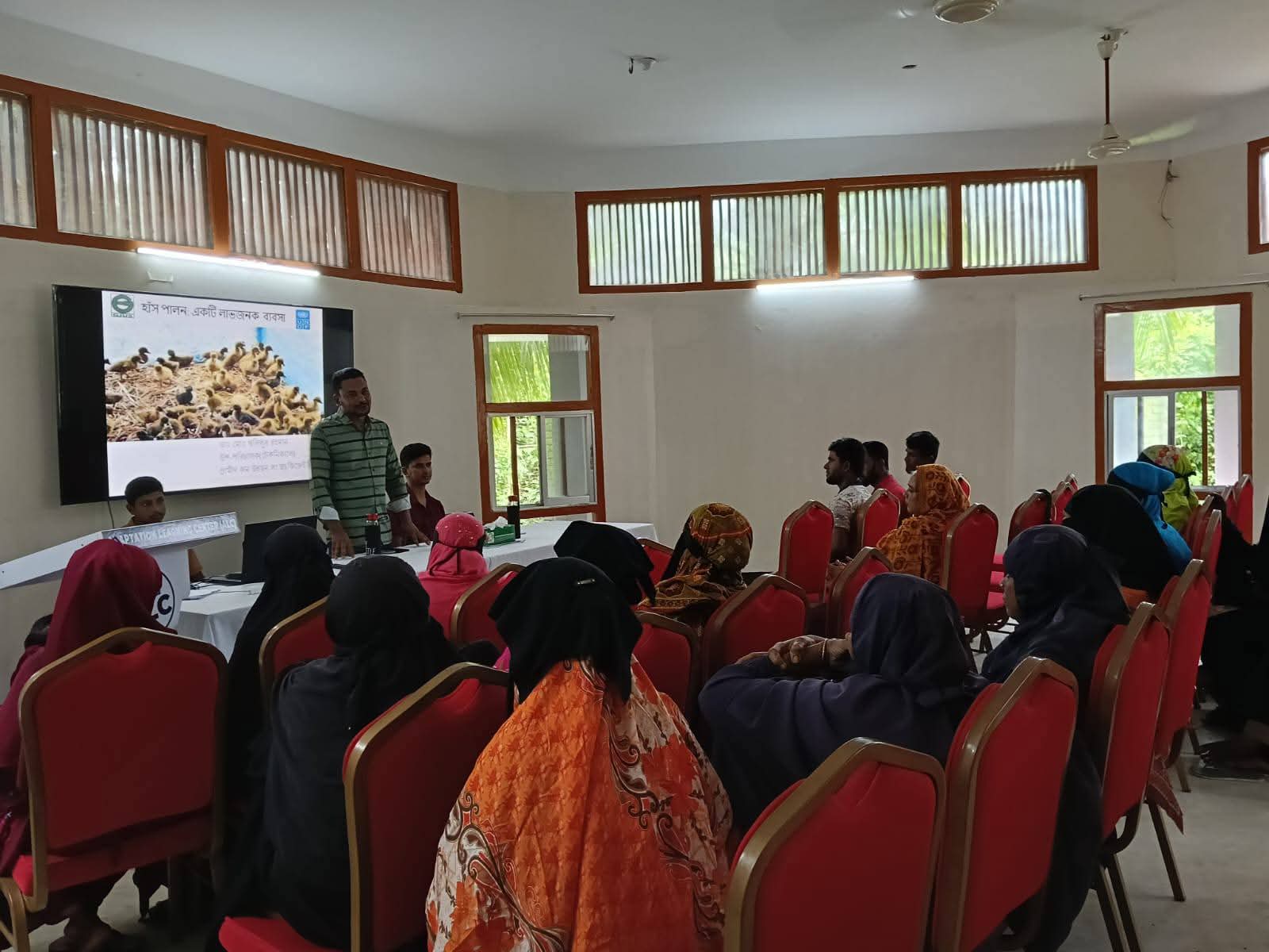 ভোলার চর কুকরী মুকরীতে হাঁস পালন প্রশিক্ষণ ও উপকরণ বিতরণ