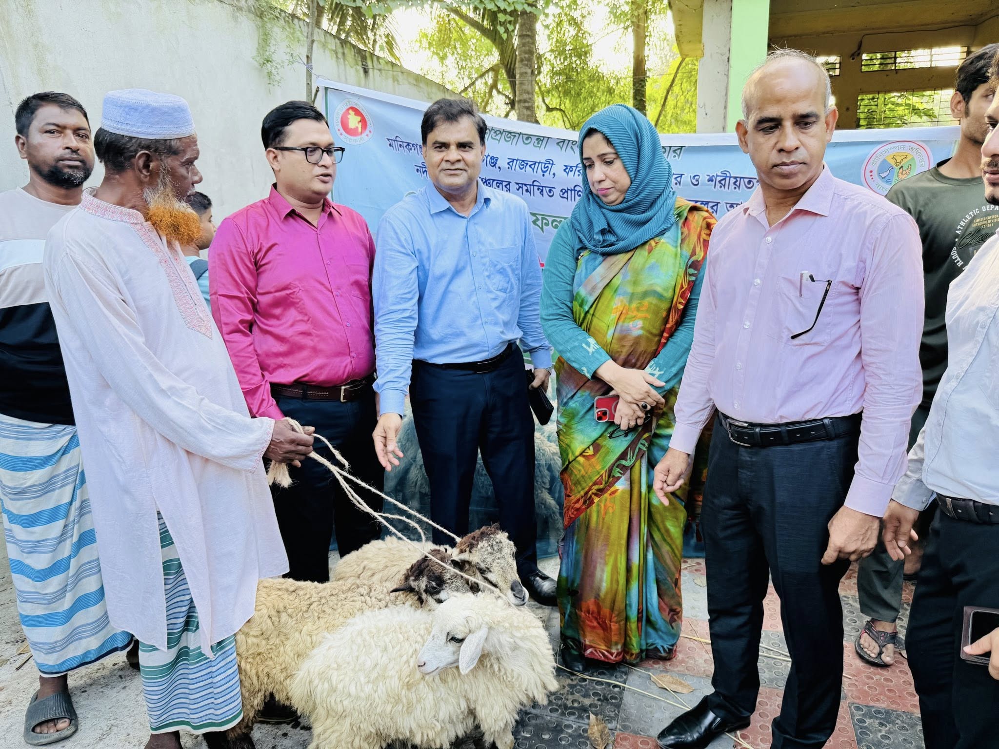 মুন্সীগঞ্জের গজারিয়ায় সুফলভোগীদের মাঝে ভেড়া বিতরণ