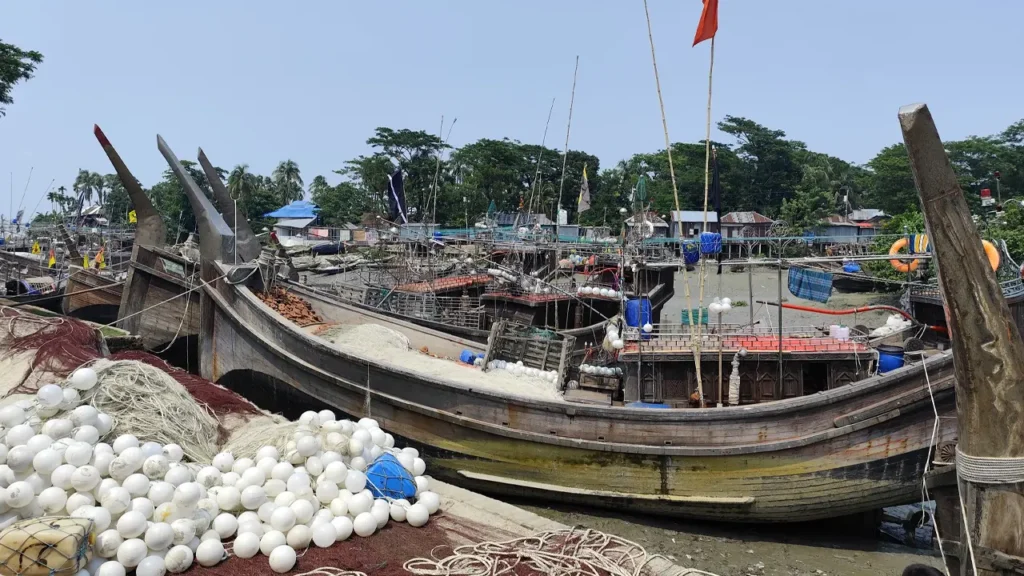 সমুদ্রে ৫৮ দিনে জেলেদের মাঝে ২৪ হাজার মেট্রিক টন ভিজিএফ প্রদান